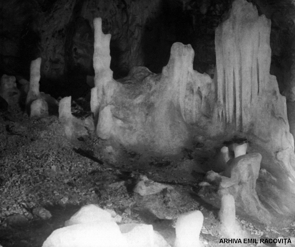 Masive stalagmitice de gheaţă în „Biserică” (Foto E. Racoviţă, 15 august 1921).